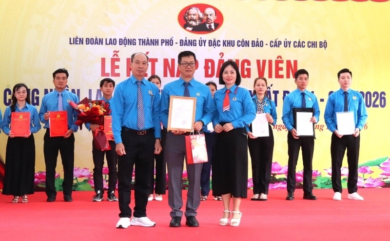 Trao quyết định kết nạp Đảng đối với công nhân, lao động ưu tú tại sự kiện. Ảnh: Thái Phương.