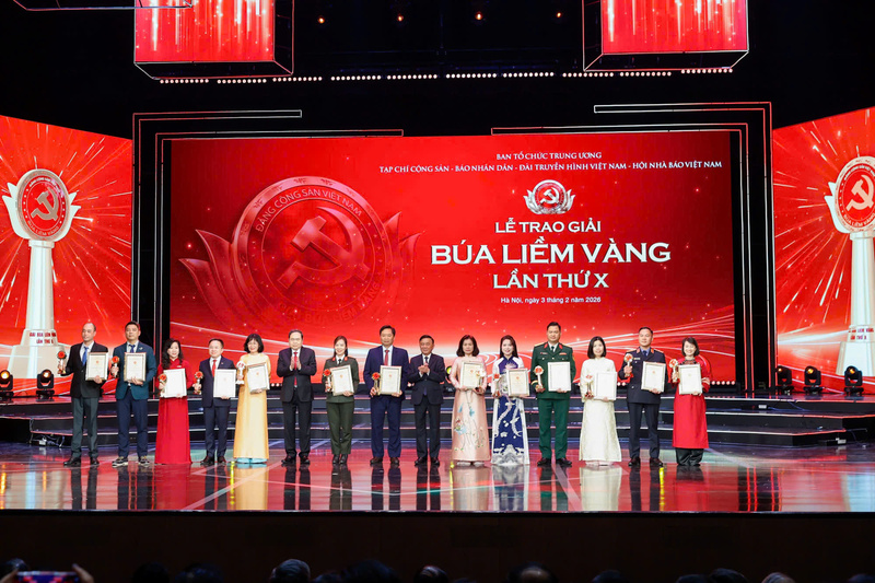 Chủ tịch Quốc hội Trần Thanh Mẫn và Thường trực Ban Bí thư Trần Cẩm Tú trao 13 giải B cho các tác giả, nhóm tác giả đoạt giải Búa liềm vàng lần thứ X năm 2025.
