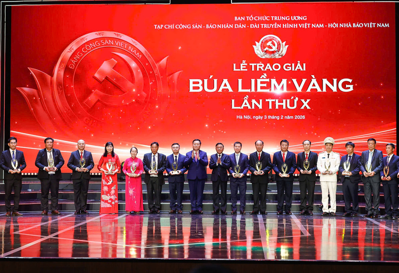 Thường trực Ban Bí thư Trần Cẩm Tú và Chủ nhiệm Tổng Cục Chính trị Quân đội nhân dân Việt Nam Nguyễn Trọng Nghĩa trao biểu trưng tuyên dương các bí thư chi bộ xuất sắc