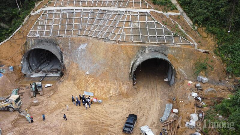 Các nhà thầu tại Dự án thành phần 2 đang đẩy nhanh tiến độ dự án Cao tốc Khánh Hoà - Buôn Ma Thuột. Ảnh: Vũ Long