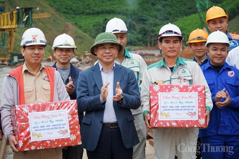 Ông Trương Công Thái tặng quà, chúc Tết các đơn vị thi công. Ảnh: Vũ Long