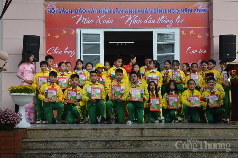 Các em thiếu nhi tham dự buổi triển lãm. Ảnh: Minh An