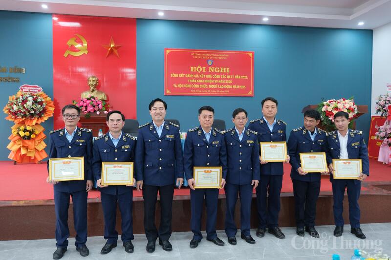 Ông Phan Văn Tuyên tặng bằng khen của Chủ tịch UBND tỉnh cho 3 tập thể và 3 cá nhân có nhiều thành tích trong công tác đấu tranh phòng chống buôn lậu, gian lận thương mại và hàng giả năm 2025. Ảnh: Lê Sơn