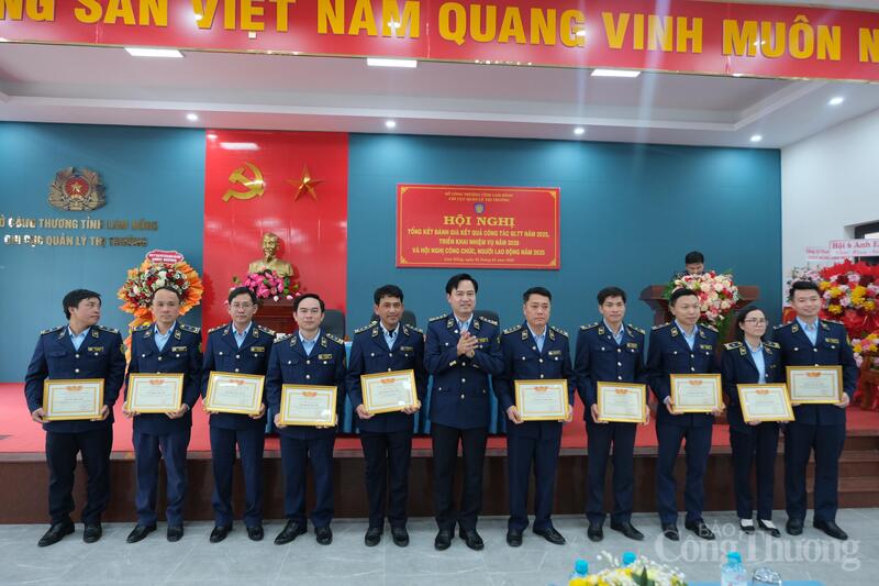 Ông Phan Văn Tuyên trao danh hiệu "Chiến sĩ thi đua cơ sở" của Giám đốc Sở Công Thương Lâm Đồng cho các cá nhân có thành tích xuất sắc. Ảnh: Lê Sơn