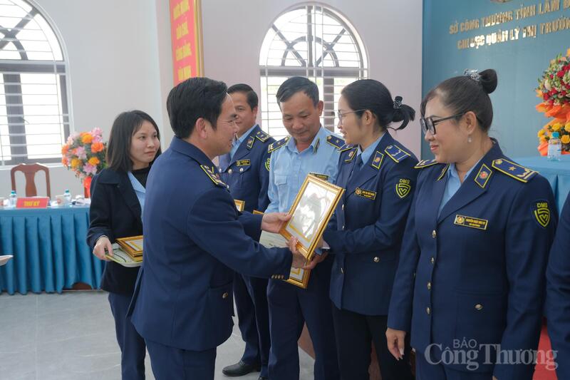 Ông Nguyễn Văn Trãi, Phó Chi cục trưởng Chi cục Quản lý thị trường Lâm Đồng tặng danh hiệu "Chiến sĩ thi đua cơ sở" của Giám đốc Sở Công Thương cho các cá nhân có thành tích xuất sắc. Ảnh: Lê Sơn