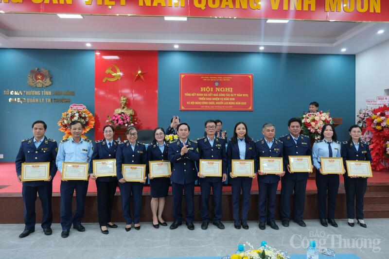 Ông Nguyễn Văn Trãi chụp ảnh lưu niệm với các cá nhân nhận danh hiệu. Ảnh: Lê Sơn