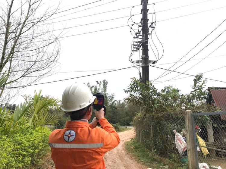 Kiểm tra tổng thể thiết bị đóng cắt, bảo vệ có kết nối SCADA. Ảnh: D. Huyền