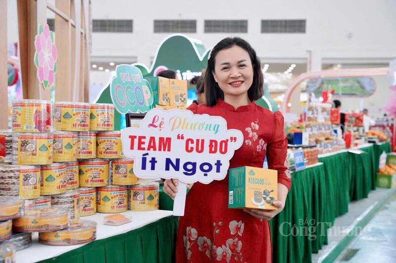 Kẹo cu đơ là mặt hàng "hot" của gian hàng Hà Tĩnh. Ảnh: Nam Long