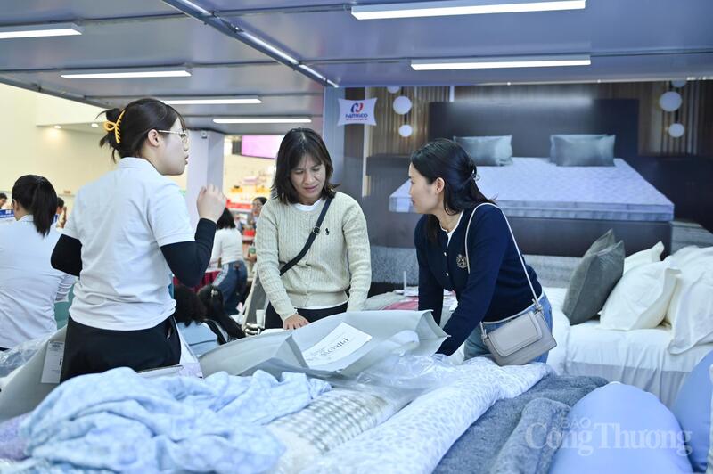 Các sản phẩm của Hanvico được giảm giá sâu, có sản phẩm giá giảm đến 70% (Ảnh: Nam Nguyễn)