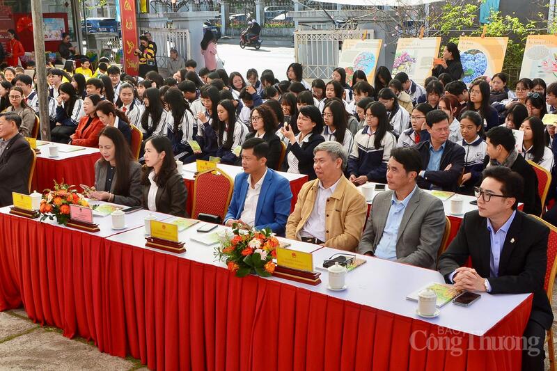 Các đại biểu dự khai mạc. Ảnh: Minh An