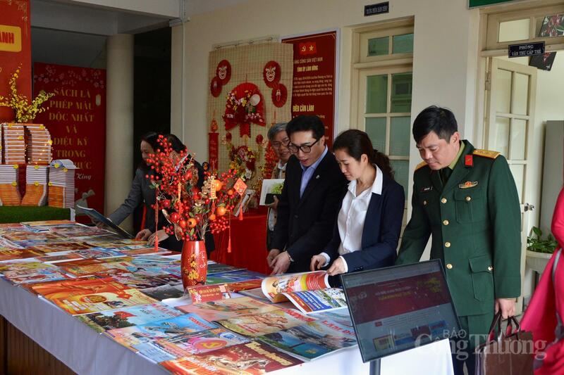 Khu trưng bày, giới thiệu khoảng 2.500 bản sách, báo, tạp chí với nội dung đa dạng. Ảnh: Minh An