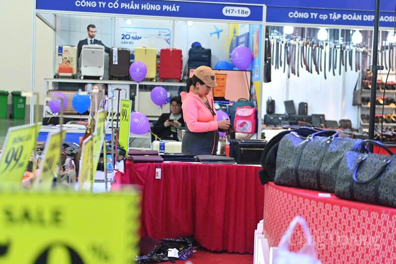 Lemino Việt Nam mang đến hội chợ danh mục sản phẩm khá rộng, từ các dòng bình dân chỉ vài trăm nghìn đồng đến những bộ sưu tập mới nhất có giá từ 4 - 5 triệu đồng/sản phẩm (Ảnh: Nam Nguyễn)