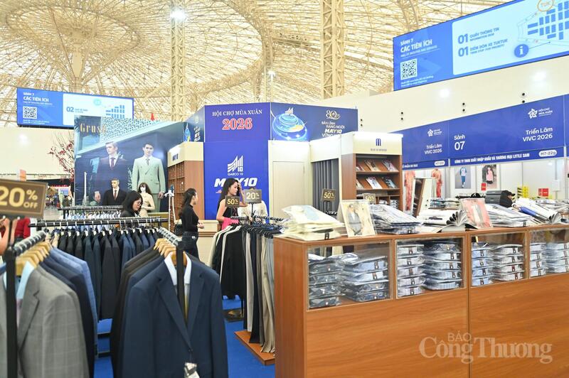 Khách hàng nữ tìm kiếm các sản phẩm tại gian hàng May 10 (Ảnh: Nam Nguyễn)