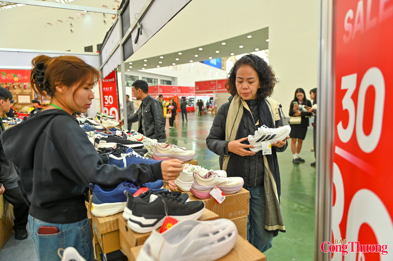 Tại hội chợ, các sản phẩm tiêu dùng nhanh, thực phẩm chế biến, hàng gia dụng, thời trang và đồ dùng sinh hoạt được trưng bày phong phú.