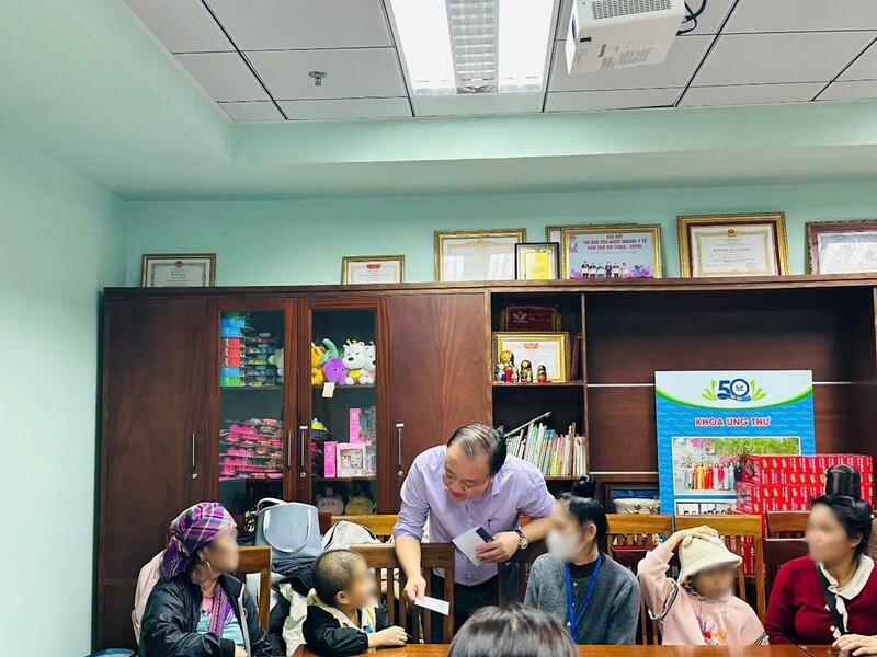 Cục trưởng Cục Quản lý và Phát triển thị trường trong nước Trần Hữu Linh thăm hỏi, chúc Tết bệnh Nhi điều trị tại Trung tâm ung thư, Bệnh viện Nhi Trung ương. Ảnh: QLTT