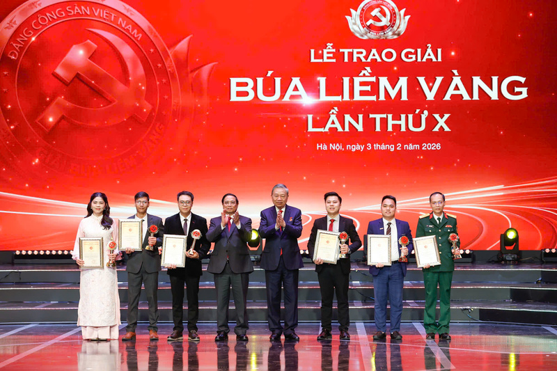 Tổng Bí thư Tô Lâm và Thủ tướng Phạm Minh Chính trao 6 giải A - giải Búa liềm vàng lần thứ X năm 2025 cho các tác giả, nhóm tác giả.