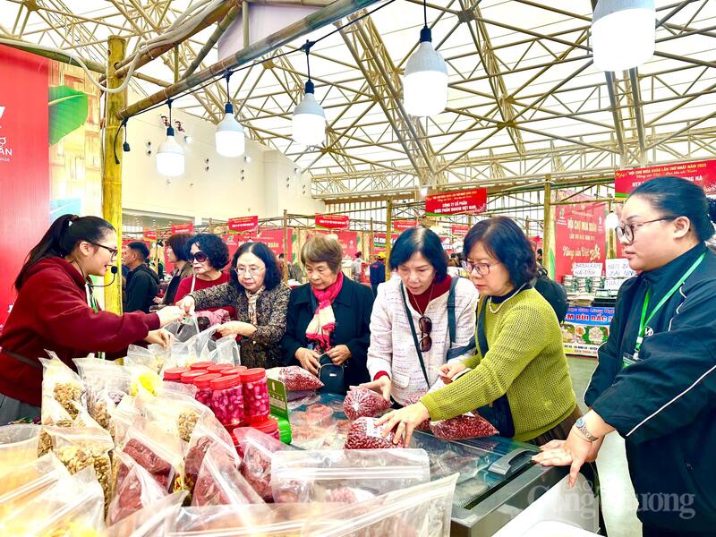 Hội chợ Mùa Xuân ngày thứ hai bắt đầu "nhộn nhịp". Ảnh: Nguyễn Nam