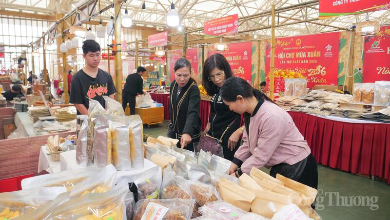 Phân khu Nông sản Việt - Lan toả sắc xuân là điểm đến của nhiều khách thăm quan mua sắm hàng hoá phục vụ Tết Nguyên đán gần kế. Ảnh: Nguyễn Nam