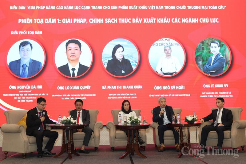 Phiên toạ đàm 1 trong Diễn đàn Giải pháp nâng cao năng lực cạnh tranh cho sản phẩm xuất khẩu Việt Nam trong chuỗi thương mại toàn cầu. Ảnh: Quỳnh Trang