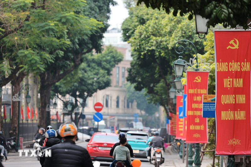 Hà Nội trang hoàng nổi bật với pano, khẩu hiệu, cờ Tổ quốc và băng rôn cổ động lan tỏa không khí trang trọng, chào mừng 96 năm Ngày thành lập Đảng. (Ảnh: Lê Đông/TTXVN)