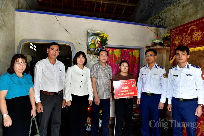 Tặng “Gói quà an cư” cho gia đình bà Trần Thị Hương - khu phố An Sơn, phường Tam Quan.