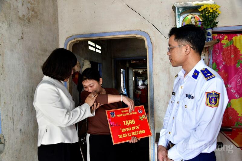 Tặng “Gói quà an cư” cho gia đình bà Trần Thị Hương - khu phố An Sơn, phường Tam Quan