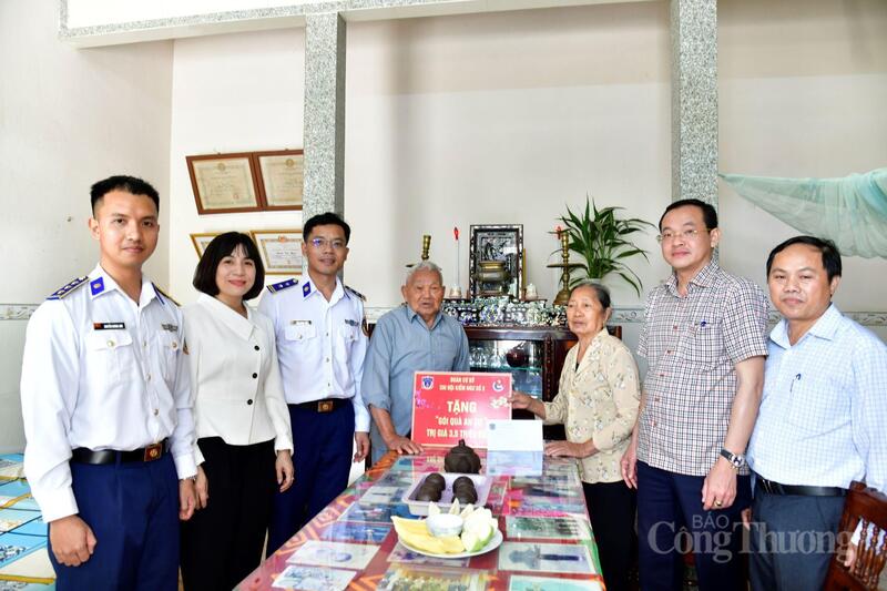 Tặng “Gói quà an cư” cho gia đình ông Nguyễn Văn Chấp - khu phố An Hội, phường Tam Quan.