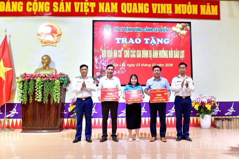 Các tổ chức Đoàn Thanh niên Bộ tư lệnh Vùng Cảnh sát biển 2 tặng “Gói quà an cư” cho các gia đình khó khăn trên địa bàn phường Tam Quan