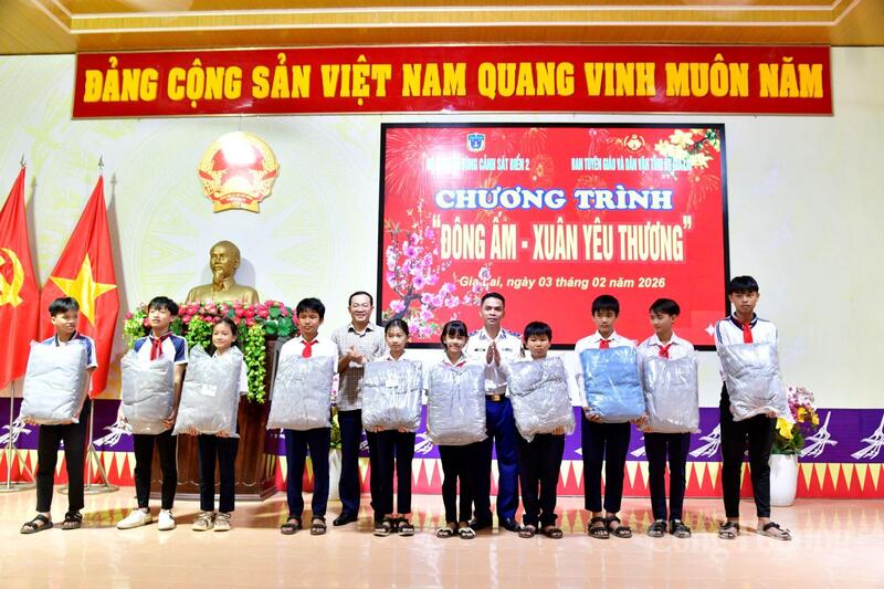 Tặng quà, áo ấm, chăn ấm cho các em học sinh có hoàn cảnh khó khăn