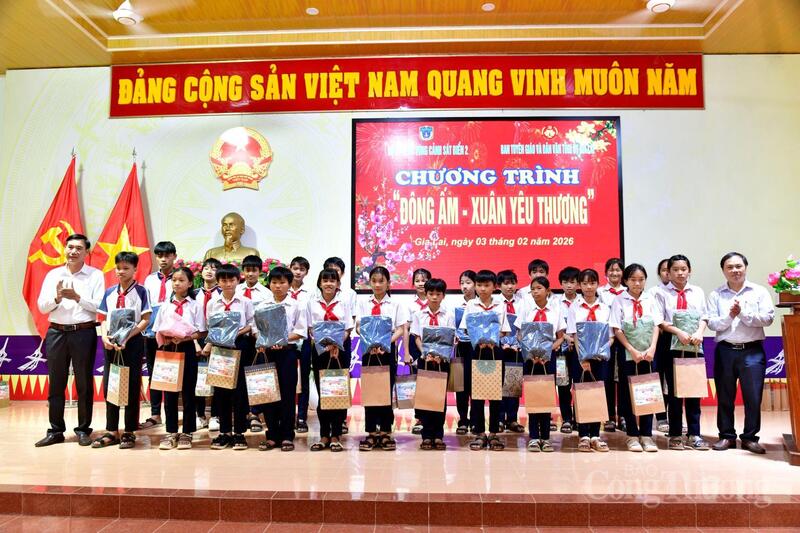 Tặng quà, áo ấm, chăn ấm cho học sinh Trường Tiểu học Hoài Châu, Trường THCS Hoài Châu