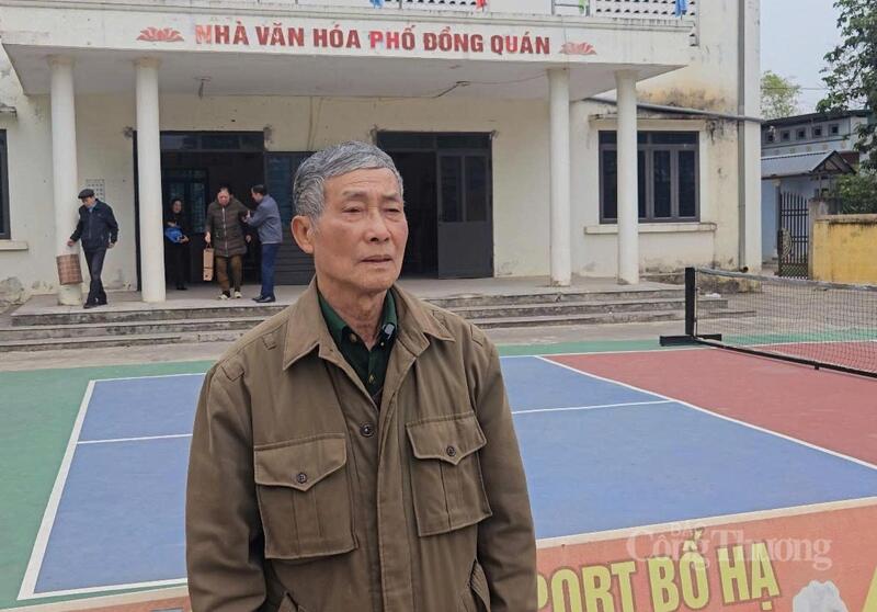 Ông Lê Văn Cân (76 tuổi), người dân tại xã Bố Hạ bày tỏ sự xúc động khi được nhận món quà đầy ý nghĩa.