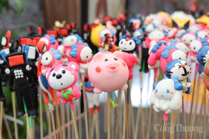 Tò he - sản phẩm thủ công dân gian được trưng bày tại gian hàng, gợi nhớ ký ức tuổi thơ của nhiều thế hệ. Ảnh: Quỳnh Trang