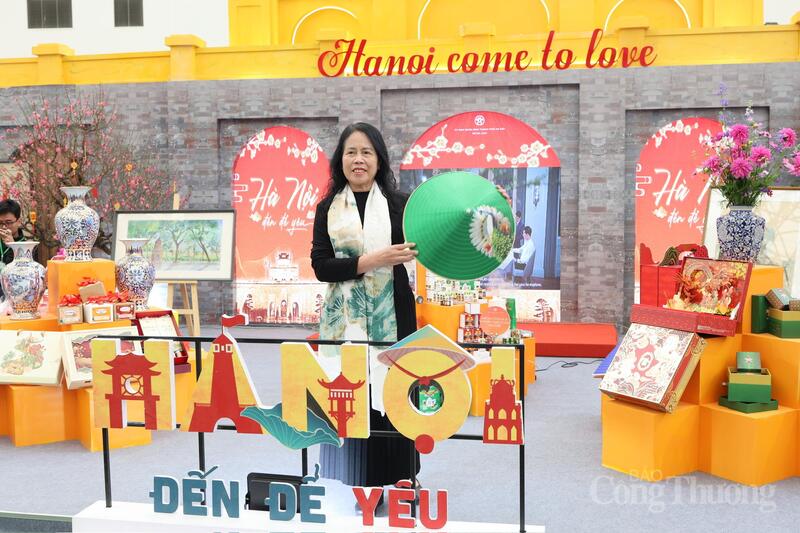 Gian hàng Hà Nội trở thành điểm đến thu hút du khách nhờ sự kết hợp hài hòa giữa trưng bày sản phẩm và không gian văn hóa. Ảnh: Quỳnh Trang