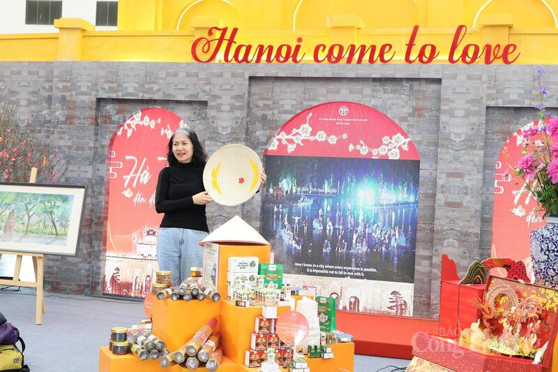 Không khí tham quan, trải nghiệm tại gian hàng Hà Nội góp phần làm phong phú thêm bức tranh văn hóa của Hội chợ Mùa Xuân 2026. Ảnh: Quỳnh Trang