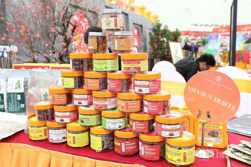 Các sản phẩm ô mai Hà Nội với hương vị đa dạng, phù hợp làm quà biếu, quà tặng trong những ngày đầu năm. Ảnh: Quỳnh Trang