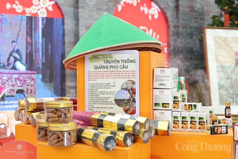 Các sản phẩm hương truyền thống của làng nghề Quảng Phú Cầu được trưng bày tại gian hàng Hà Nội. Ảnh: Quỳnh Trang