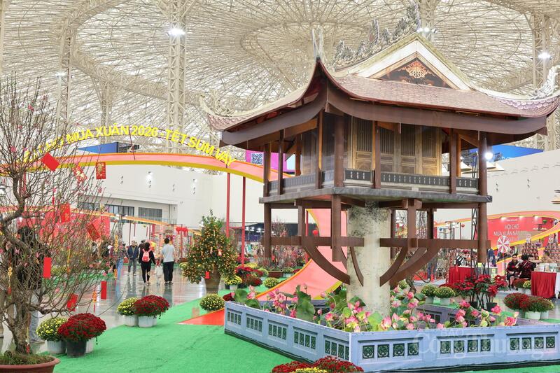 Mô hình Chùa Một Cột được trưng bày tại gian hàng Hà Nội, tái hiện hình ảnh biểu tượng kiến trúc - văn hóa của Thủ đô, thu hút sự quan tâm của khách tham quan. Ảnh: Quỳnh Trang