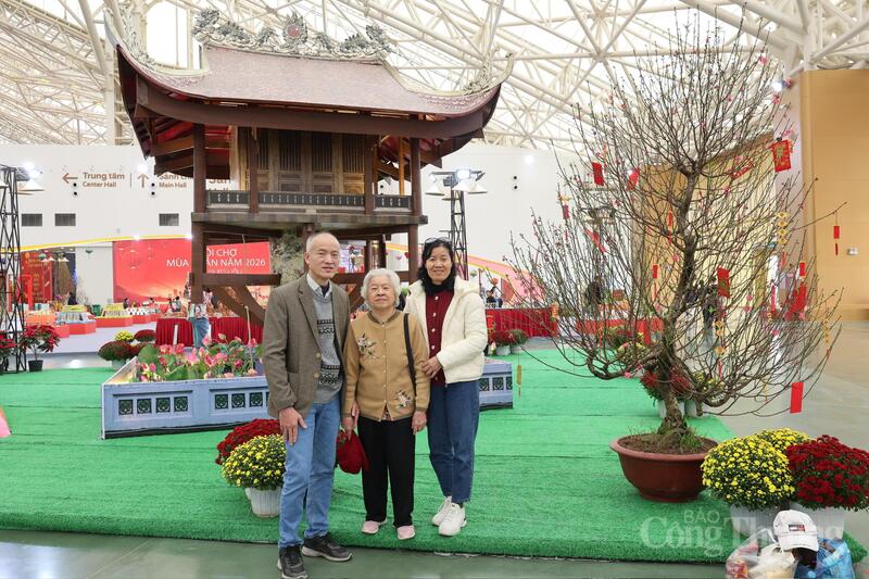 Gia đình dừng chân check-in, chụp ảnh tại không gian gian hàng Hà Nội. Ảnh: Quỳnh Trang