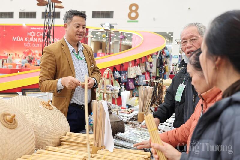 Khách tham quan tìm hiểu và lựa chọn các sản phẩm thủ công truyền thống như hương, đồ mây tre đan tại gian hàng Hà Nội, trong không khí mua sắm, trải nghiệm sôi động của Hội chợ Mùa Xuân 2026. Ảnh: Quỳnh Trang