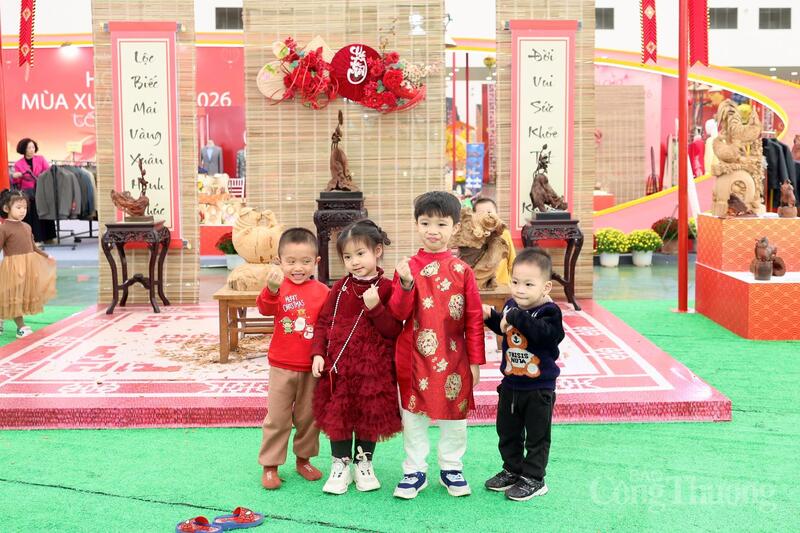 Các em nhỏ hào hứng tham quan, trải nghiệm và check-in tại không gian gian hàng Hà Nội. Ảnh: Quỳnh Trang