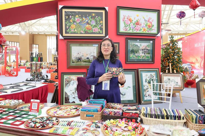 Sản phẩm thủ công, quà tặng và đồ lưu niệm mang họa tiết truyền thống được trưng bày tại gian hàng Hà Nội. Ảnh: Quỳnh Trang