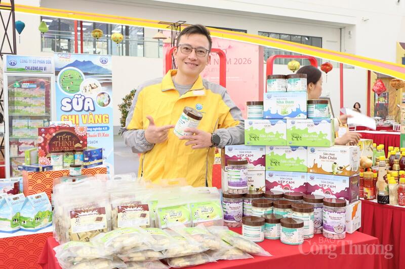 Đại diện doanh nghiệp giới thiệu các sản phẩm từ sữa và nông sản chế biến tại Hội chợ Mùa Xuân 2026, thu hút sự quan tâm của khách tham quan nhờ mẫu mã đa dạng và nguồn gốc rõ ràng. Ảnh: Quỳnh Trang