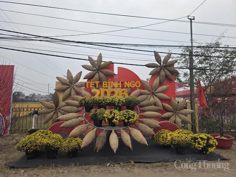 Cổng triển lãm được trang trí đầy sắc Xuân bởi bàn tay khéo léo của các nghệ nhân xã Phượng Dực.