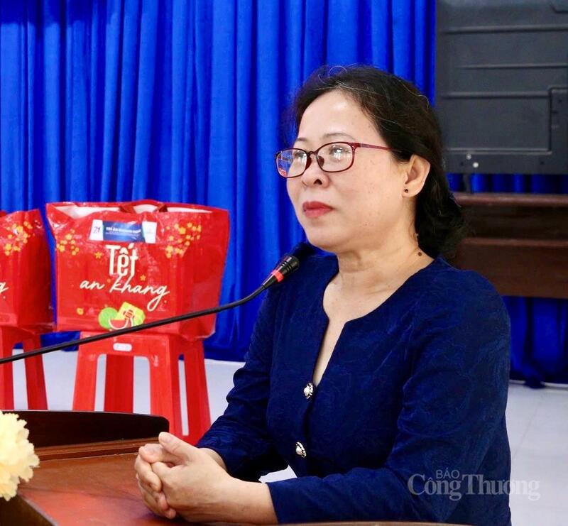 Bà Tô Ái Vang - Ủy viên Ban Chấp hành Đảng bộ, Phó Trưởng đoàn Đoàn đại biểu Quốc hội TP. Cần Thơ, phát biểu tại chương trình.