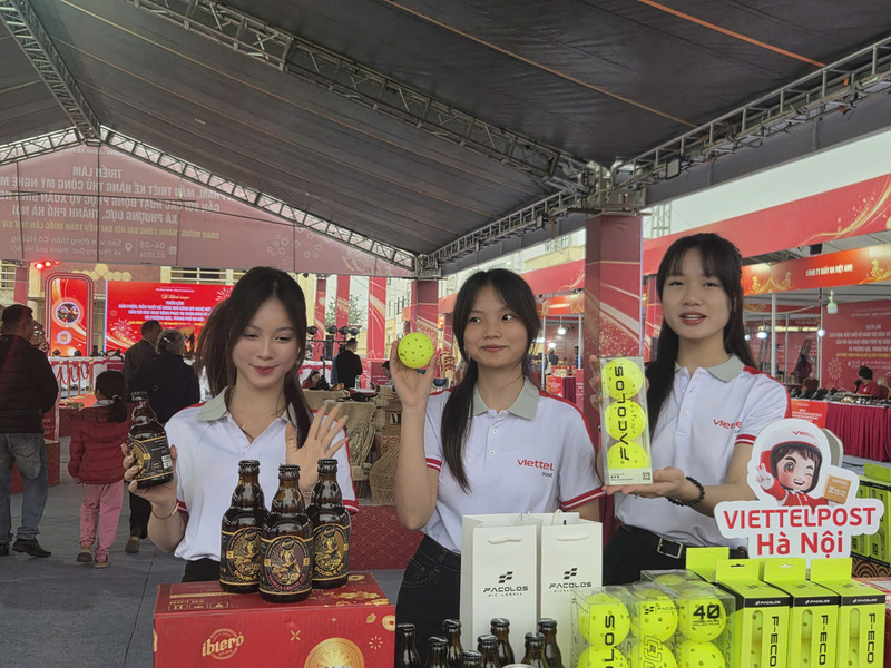 Nhân viên gian hàng giới thiệu sản phẩm.