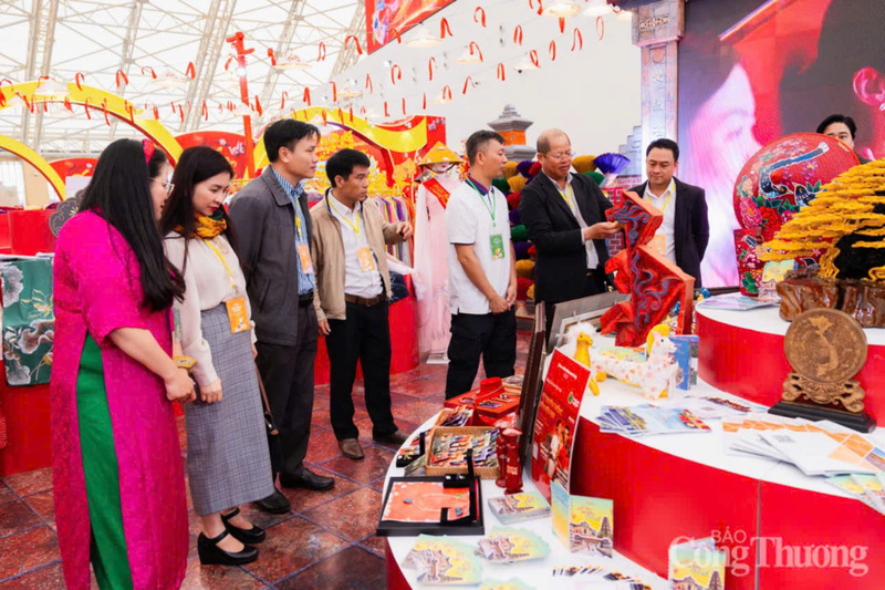 Giới thiệu những nét đặc trưng của Huế về sản phẩm thủ công mỹ nghệ, OCOP tại Hội chợ Mùa Xuân.