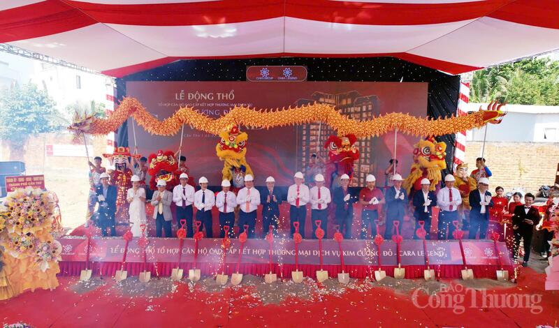 Các đại biểu thực hiện nghi thức động thổ.