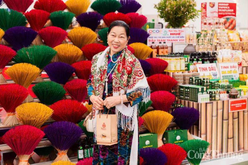 Du khách check in tại gian trưng bày sản phẩm của thành phố Huế.