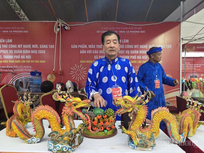 Tác phẩm Lưỡng long quy tụ do Câu lạc bộ làng nghề tuyền thống tò he thôn Xuân La xã Phượng Dực chế tác.