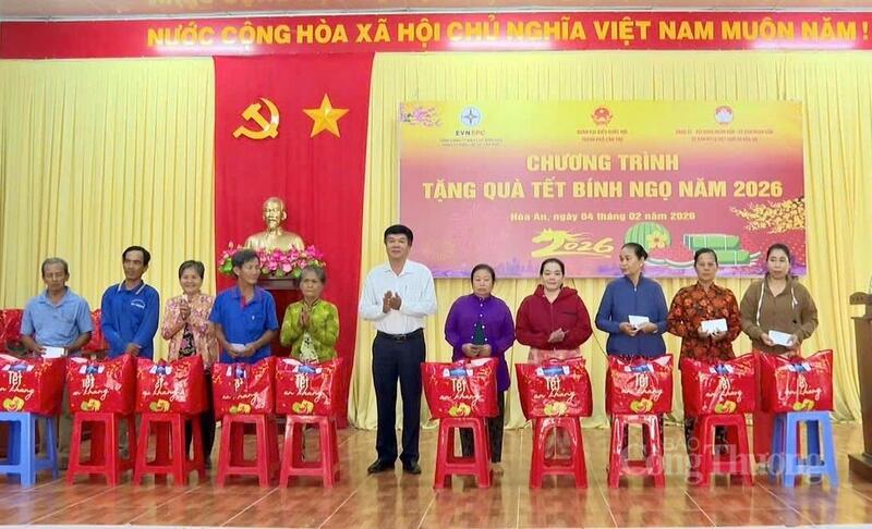 Công ty Điện lực TP. Cần Thơ phối hợp với Đoàn Đại biểu Quốc hội thành phố tặng quà Tết cho các hộ nghèo